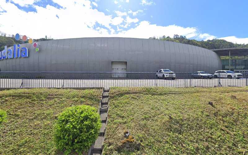 Fotografia tomada fuera de Barbería Más Madera CC Caudalia - Peluquería en Mieres, Asturias