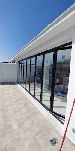 Fotografia tomada fuera de Cristalería y Aluminios Moscatel - Carpintería metálica y de aluminio en Málaga, Málaga