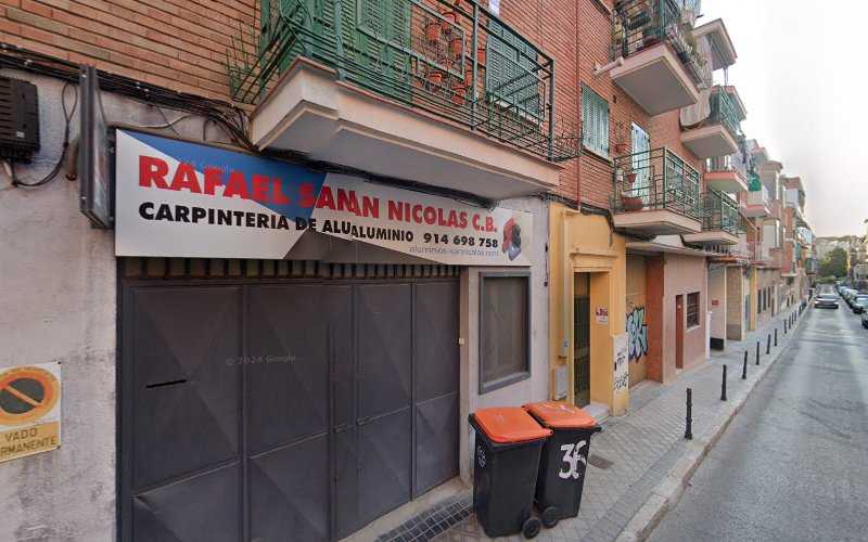 Fotografia tomada fuera de Aluminios R. San Nicolás C.B. - Carpintería metálica y de aluminio en Madrid, Madrid