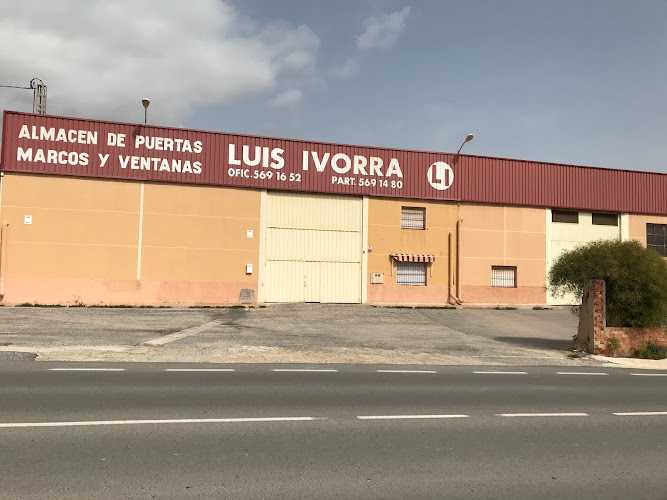 Fotografia tomada fuera de Puertas Luis Ivorra - Fábrica de puertas en Agost, Alicante