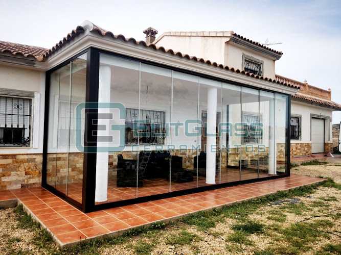Fotografia tomada fuera de ELITGLASS Cerramientos | Cortinas de Cristal - Carpintería metálica y de aluminio en Agost, Alicante
