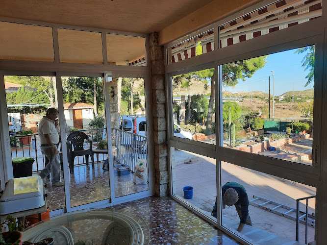 Fotografia tomada fuera de Aluminios Ivan Vives - Carpintería metálica y de aluminio en San Vicente del Raspeig, Alicante