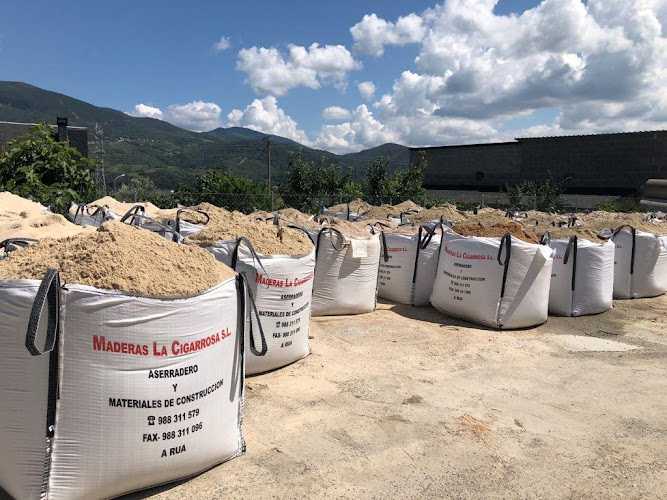 Fotografia tomada fuera de Madeiras La Cigarrosa - Provedor de materiais de construción en A Rúa, Orense