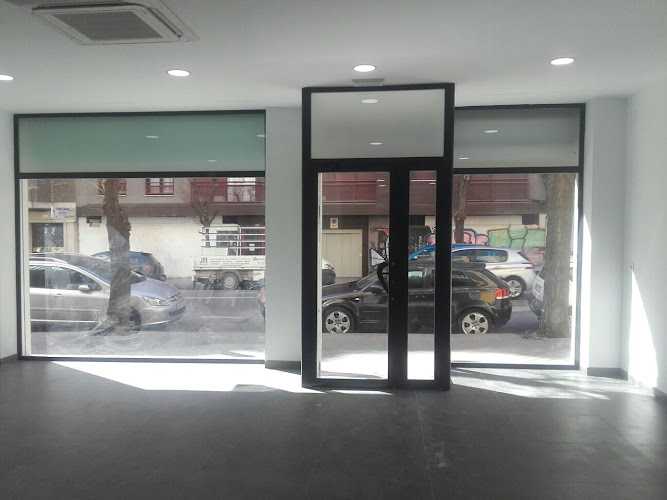 Fotografia tomada fuera de Aluminios Alpeba - Carpintería metálica y de aluminio en Vigo, Pontevedra