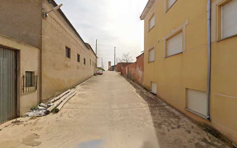 Fotografia tomada fuera de Carpintería Jesús e Hijos - Carpintero en Fuentelapeña, Zamora