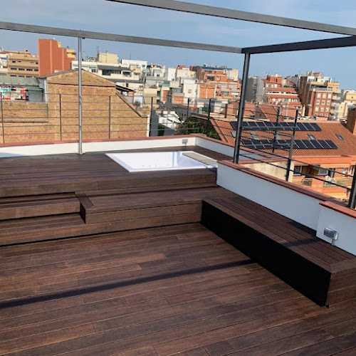 Fotografia tomada fuera de Pavimarc - Servicio de instalación de suelos de madera en Rubí, Barcelona