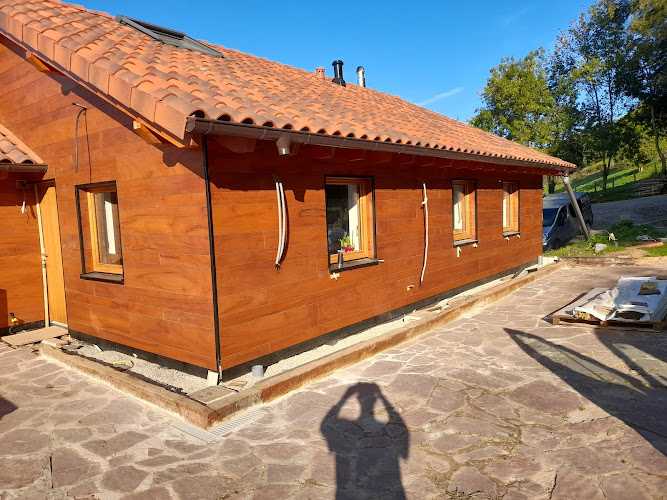 Fotografia tomada fuera de Instalaciones de Carpinteria Sierrapando - Carpintero en Torrelavega, Cantabria