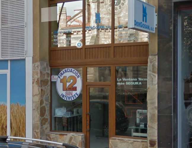 Fotografia tomada fuera de Dergosan Oficina - Exposición - Carpintería metálica y de aluminio en Torrelavega, Cantabria