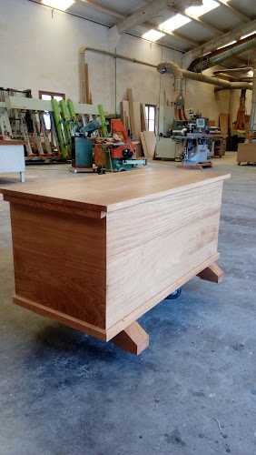 Fotografia tomada fuera de Mariano Gómez e Hijos S.C. - Carpintería en La Vega, Cantabria