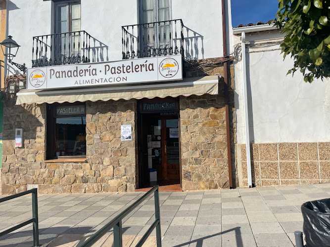 Fotografia tomada fuera de Pastelería Emperatriz Santa Elena - Panadería en Santa Elena, Jaén