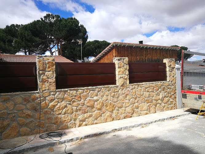 Fotografia tomada fuera de Talleres Martin carpinteria metalica maello - Carpintería metálica y de aluminio en Maello, Ávila