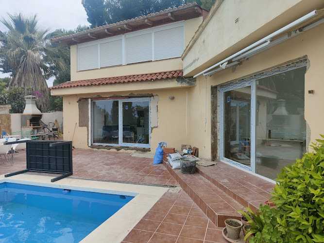 Fotografia tomada fuera de AV ALUMINIO - Carpintería metálica y de aluminio en Valencia, Valencia