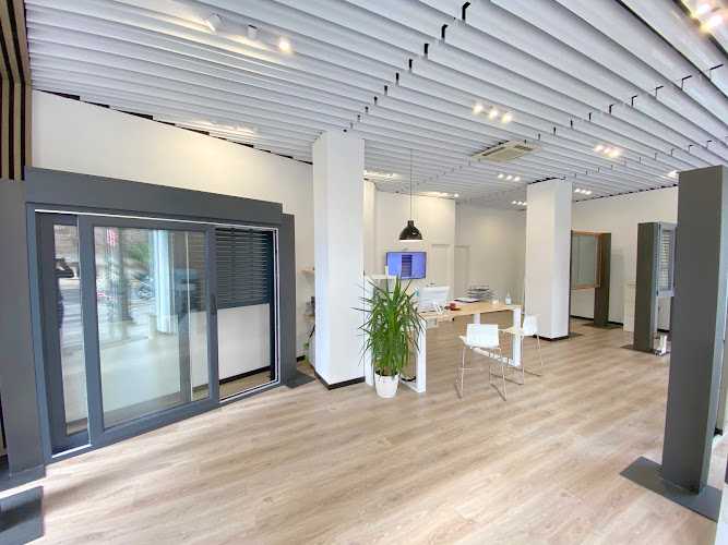 Fotografia tomada fuera de Cabañero Ventanas (Tienda Guillem de Castro) - Carpintería metálica y de aluminio en Valencia, Valencia