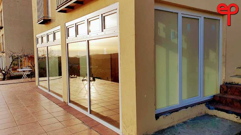 Fotografia tomada fuera de Cristalería Emilio Pérez - Servicio de instalación de ventanas en Valencia, Valencia