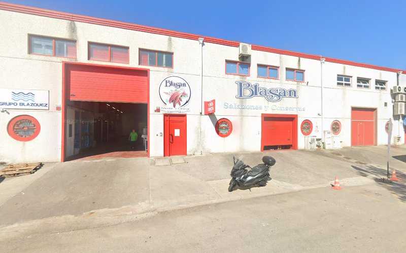 Fotografia tomada fuera de Aluminios Samperio - Carpintería metálica y de aluminio en Santoña, Cantabria