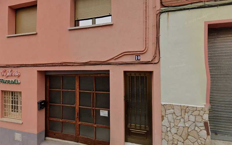 Fotografia tomada fuera de Carpintería Verneda - Botiga d'armaris en Malgrat de Mar, Barcelona