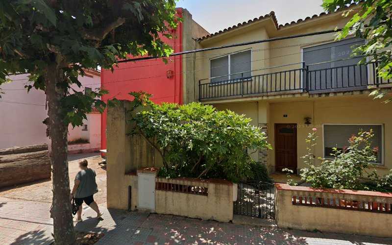 Fotografia tomada fuera de Carpintería Matas - Botiga d'armaris en Palafolls, Barcelona