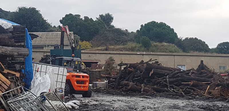 Fotografia tomada fuera de LLENYES PARCET - Establecimiento de venta de madera en Pineda de Mar, Barcelona