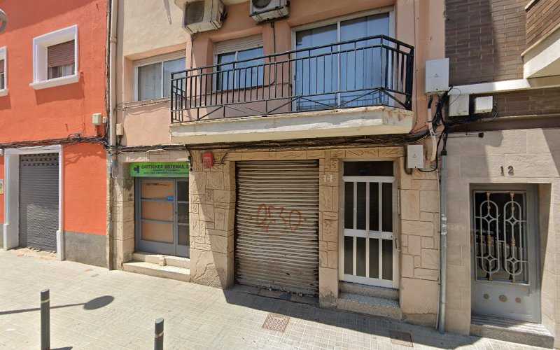 Fotografia tomada fuera de Fusteria Brussel·les - Tienda de armarios en Sant Adrià de Besòs, Barcelona