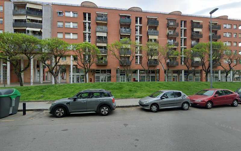 Fotografia tomada fuera de Aluminios Ruvil - Carpintería metálica y de aluminio en Sant Adrià de Besòs, Barcelona