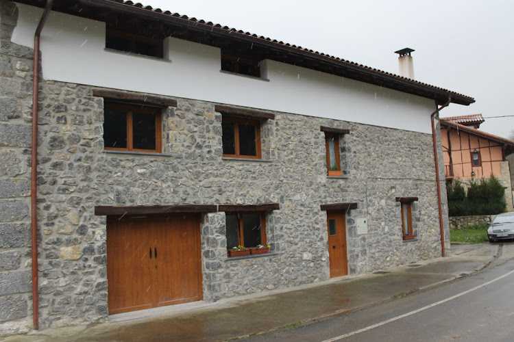Fotografia tomada fuera de Carpintería Llodiana - Servicio de instalación de ventanas en Laudio, Álava