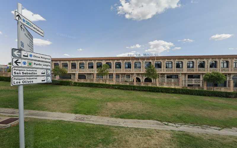 Fotografia tomada fuera de Essential Home - Carpintería en Moraleja de Enmedio, Madrid