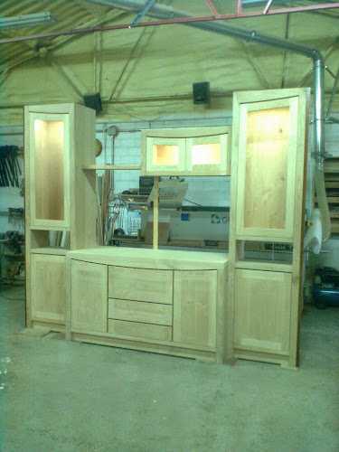 Fotografia tomada fuera de Muebles Mais Madeira - Tienda de artículos para el hogar en Chantada, Lugo