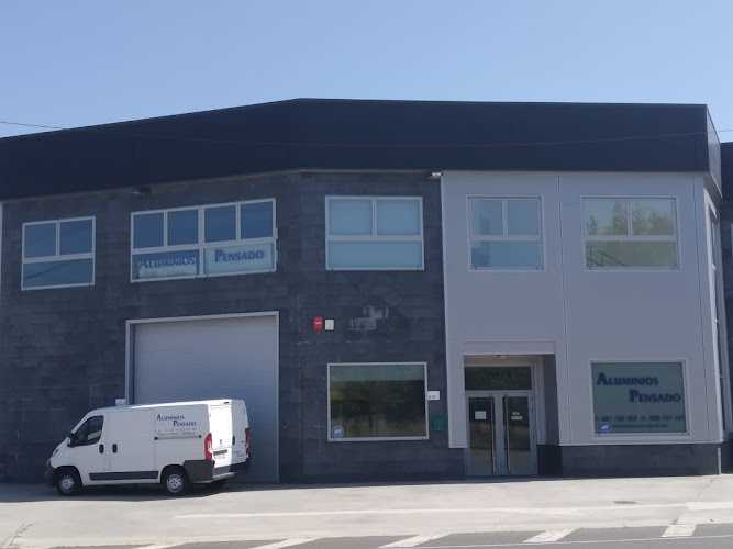 Fotografia tomada fuera de Aluminios Pensado - Carpintería metálica y de aluminio en Carballo, A Coruña