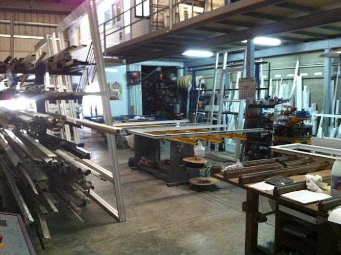 Fotografia tomada fuera de Alucris Cambrils aluminio y pvc y cristaleria - Carpintería metálica y de aluminio en Cambrils, Tarragona