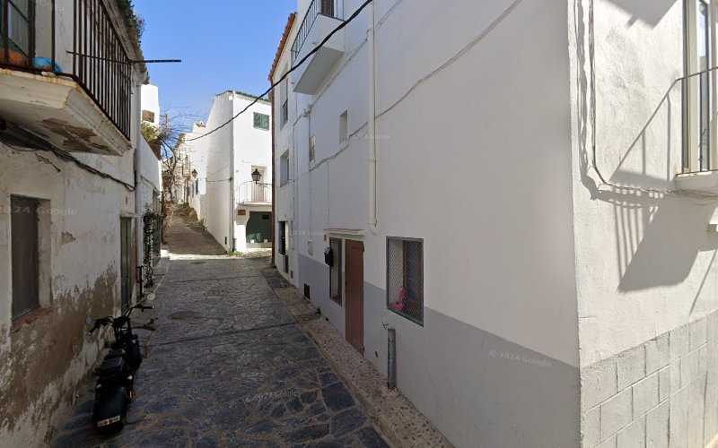 Fotografia tomada fuera de Joaquím Vila Torrens - Tienda de armarios en Cadaqués, Girona