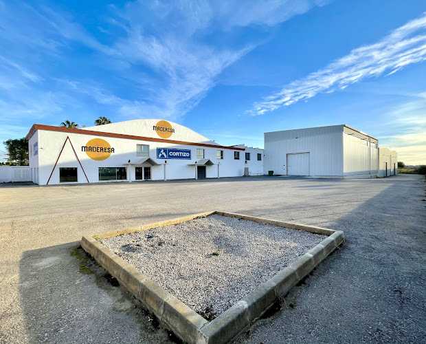 Fotografia tomada fuera de Maderesa distribuidor oficial Cortizo - Proveedor de aluminio en Campos, Baleares