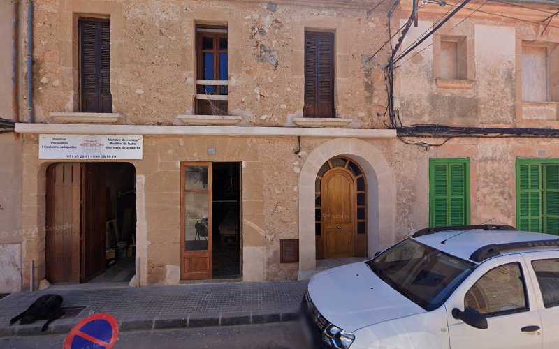 Fotografia tomada fuera de Fusteria Mateu Mascaró - Botiga d'armaris en Campos, Baleares