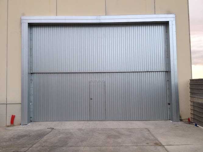 Fotografia tomada fuera de SOLUCIONES Y CERRAMIENTOS SERMEVAL S.L. - Fábrica de puertas en Valencia, Valencia