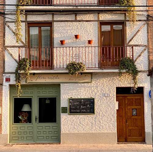 Fotografia tomada fuera de Flora Rústica - Taller floral, plantas y regalos en Turégano - Florist en Turégano, Segovia