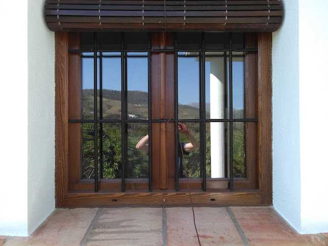 Fotografia tomada fuera de Carpintería Miguel Ruiz - Carpintería en Alhama de Granada, Granada