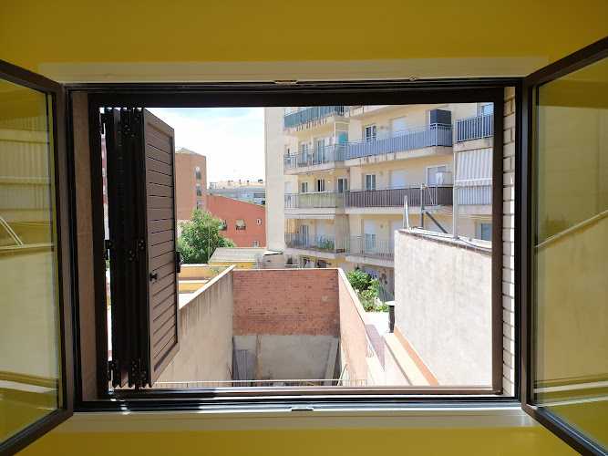 Fotografia tomada fuera de Aluminis Xavi Vizdomine - Carpintería metálica y de aluminio en Terrassa, Barcelona