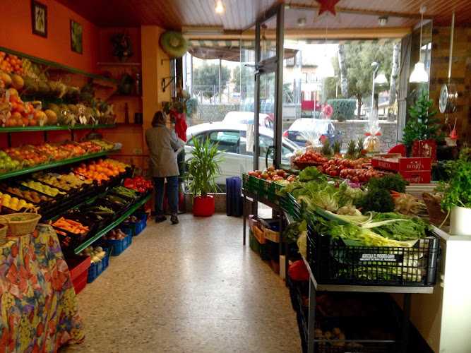 Fotografia tomada fuera de Carpintería Roser (Can Marxant) - Fruiteria en Taradell, Barcelona