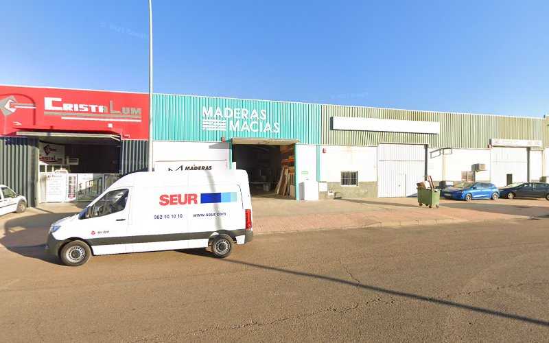 Fotografia tomada fuera de Maderas Macías - Carpintería en Almendralejo, Badajoz