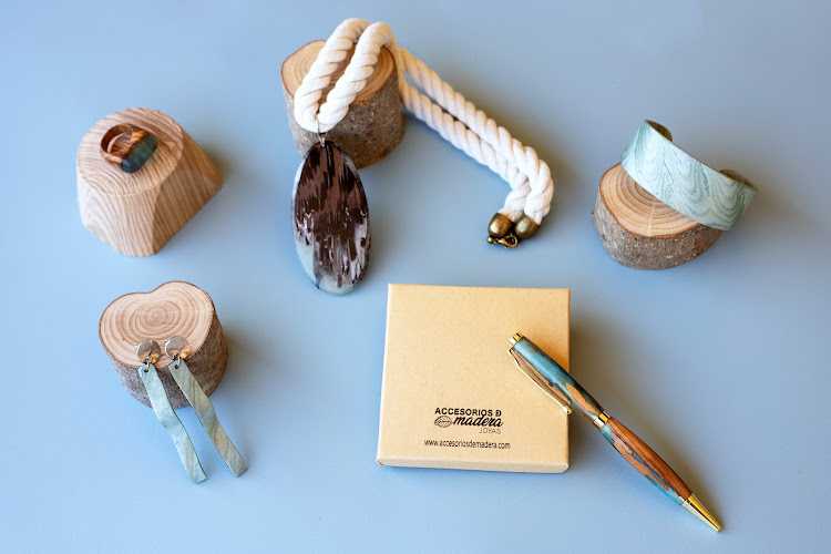 Fotografia tomada fuera de Accesorios de Madera Joyas - Hechas a mano - Tienda de accesorios de moda en Garciaz, Cáceres