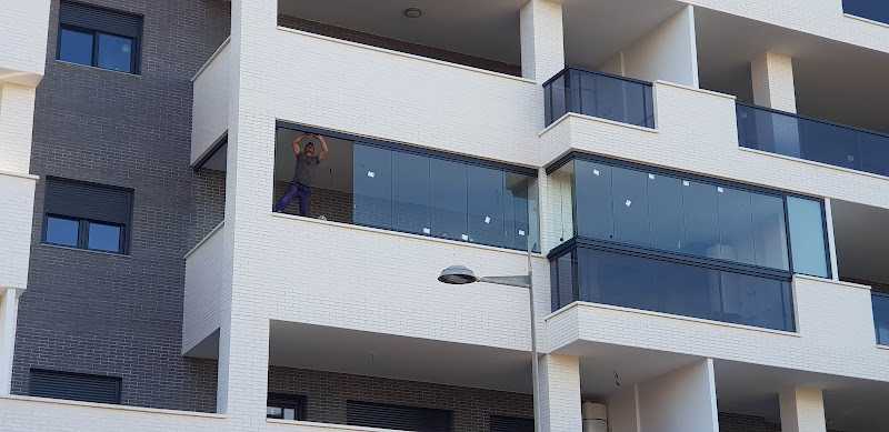 Fotografia tomada fuera de Aluminios Simón - Carpintería metálica y de aluminio en Viator, Almería