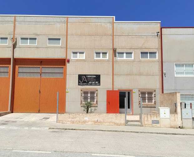Fotografia tomada fuera de Carpintería Javier Angulo - Carpintería en Baza, Granada