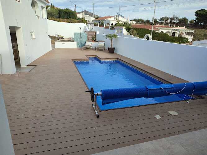 Fotografia tomada fuera de Carpinteria Castillo - Carpintería en Nerja, Málaga