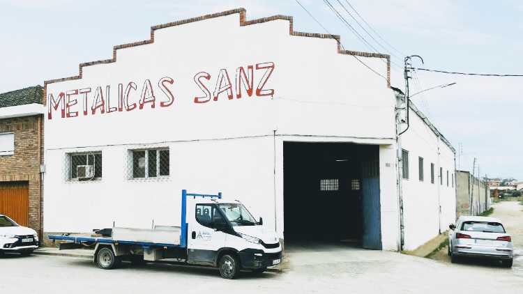 Fotografia tomada fuera de Metálicas Sanz - Metal·listeria en Almacelles, Lérida