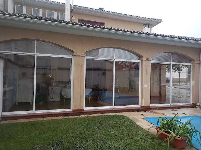 Fotografia tomada fuera de Taller Aluminio amgex - Carpintería metálica y de aluminio en Miajadas, Cáceres