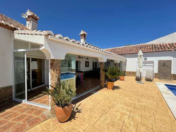 Fotografia tomada fuera de Carpintería Metálica Luis Moreno - Carpintería metálica y de aluminio en Nerja, Málaga