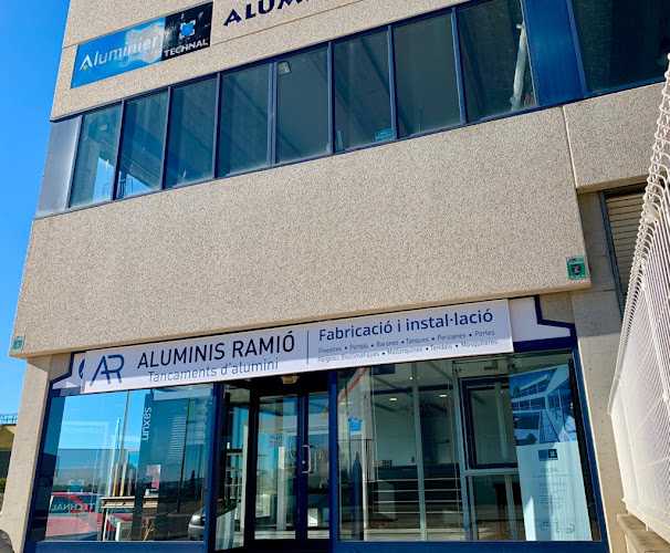 Fotografia tomada fuera de Aluminios Ramió - Metal·listeria en L'Escala, Girona