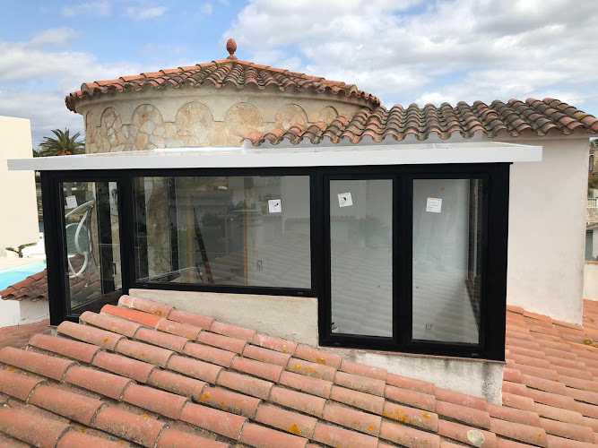 Fotografia tomada fuera de Cristalería Roses S.L. - Metal·listeria en Roses, Girona