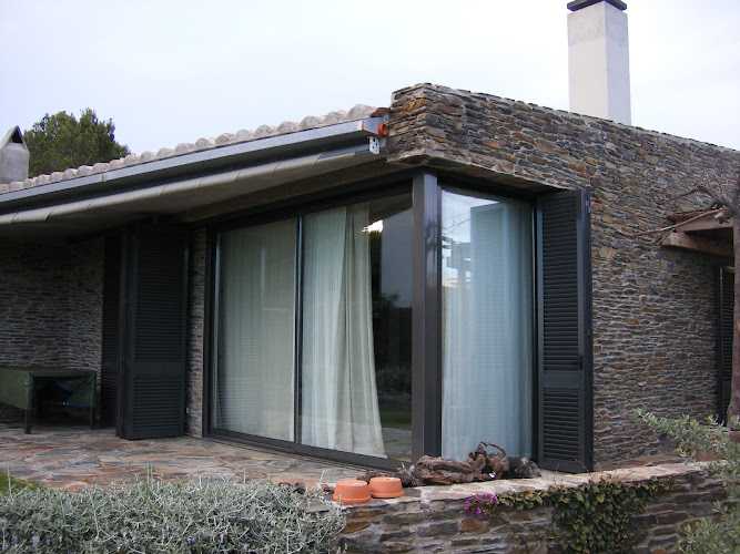 Fotografia tomada fuera de Alumini i Vidre Sabina SL - Metal·listeria en Roses, Girona