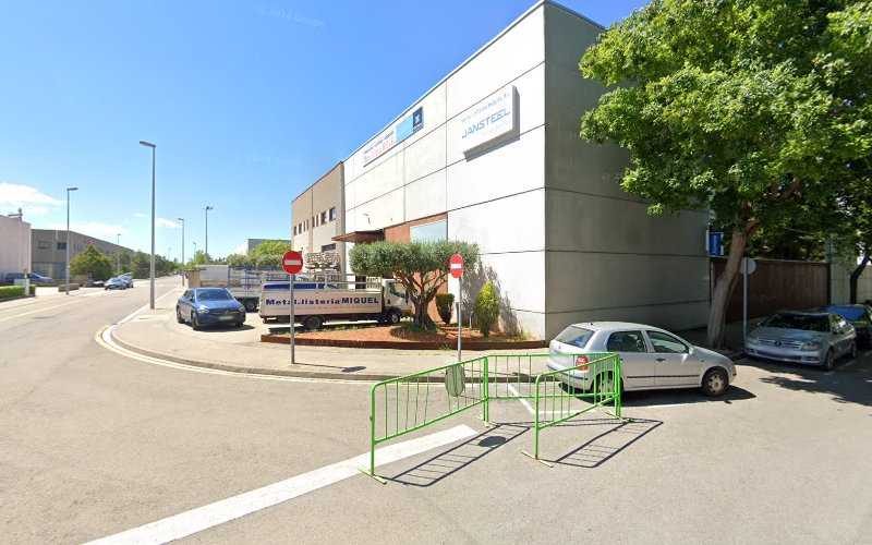 Fotografia tomada fuera de Metal·listeria Miquel - Carpintería metálica y de aluminio en Figueres, Girona