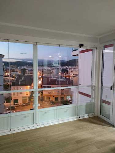 Fotografia tomada fuera de Carpintería De Aluminio Antonio Guerra S L - Carpintería metálica y de aluminio en Vélez-Málaga, Málaga